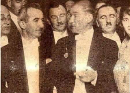 Torpil Nasıl Yapılır ?

Yıl 1934, o dönemde Milli Eğitim Bakanlığı Ulus'tadır.

Bakan ise Niğdeli Abidin ÖZMEN'dir.

Bakan, makamında çalışmaktadır.

Kapı çalınır.

Bakanın gür sesi: "Giriniz!" Atatürk'ün yaverlerinden biri, yanında iki çocukla makama girerler.

Konuklara yer