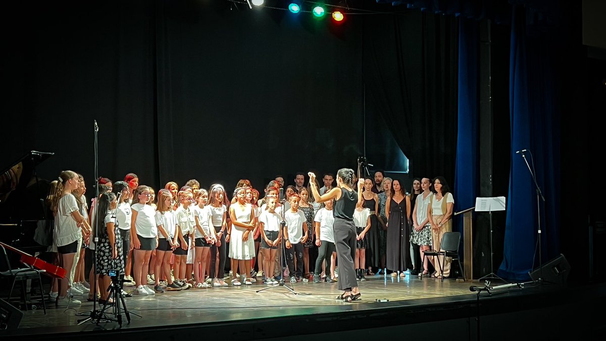 CarlosMatellano's tweet photo. Ayer fuimos testigos del primer concierto completo del Coro del @ceipgonzalo Todo un setlist repleto de canciones con estas voces tan geniales. Enhorabuena a tod-s y sobre todo a Jaime y @TamaraFH_ por todo su enorme trabajo. https://t.co/SIev0QjdQW