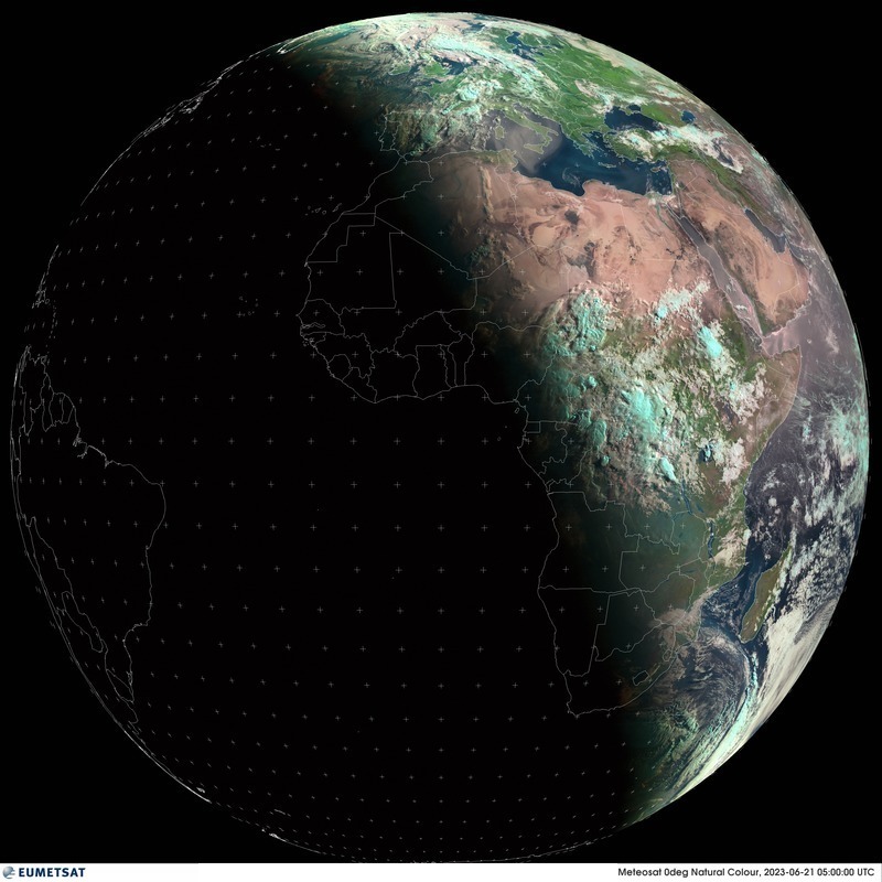 La Terra nel giorno del #solstizio d'#estate. Immagine inviata stamattina alle 7 italiane dal satellite Meteosat. Si notano benissimo l'Artico interamente illuminato e l'Antartide immerso nella notte
eumetview.eumetsat.int/static-images/…