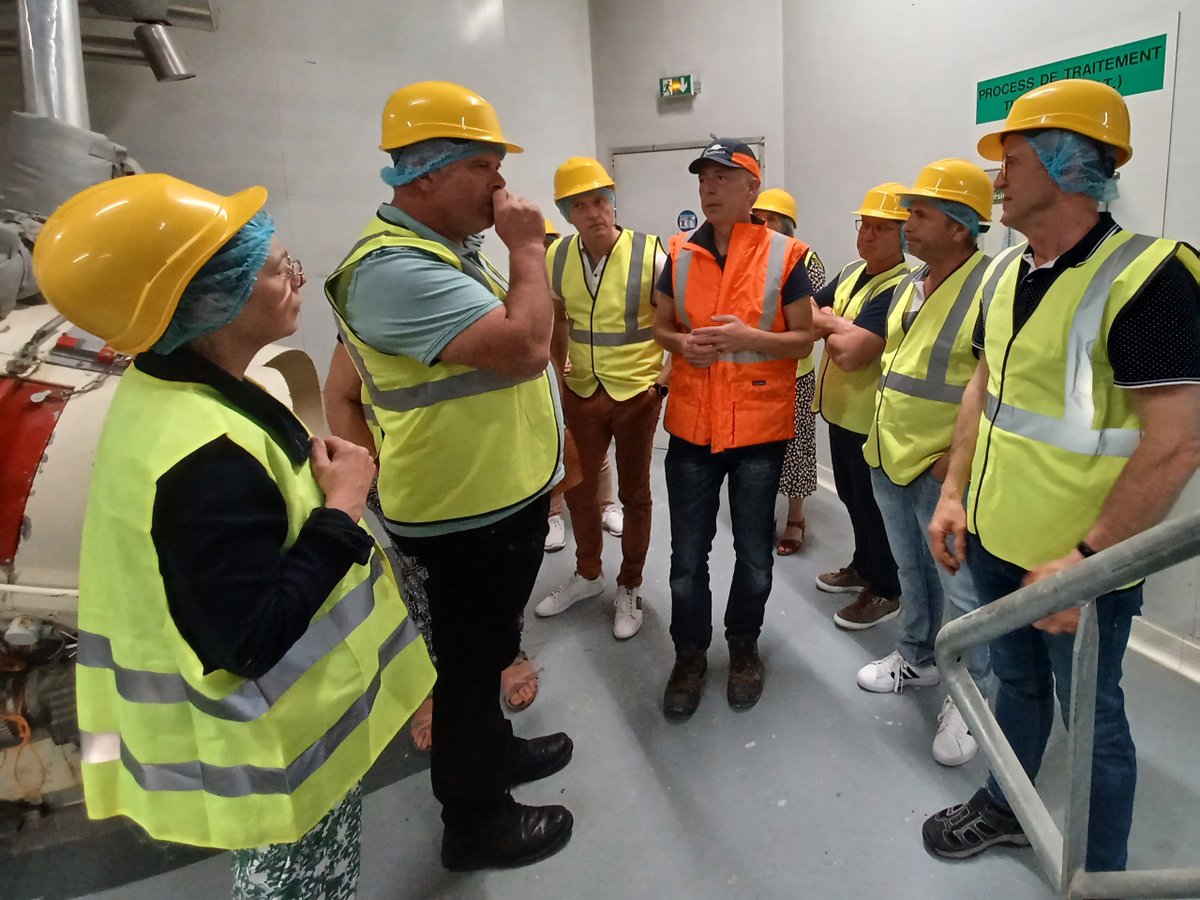 LeGouessant's tweet photo. Quand le réseau @produitenbzh nourrit de nombreux échanges ➡️ Nous avons reçu hier la visite d'@icoopa, association de conseil et gestion comptable dédiée aux agriculteurs. Au programme : visite d'usine et discussions sur les notions de coopérateur et d’administrateur🗨️💬 https://t.co/R87Kg6mgwb