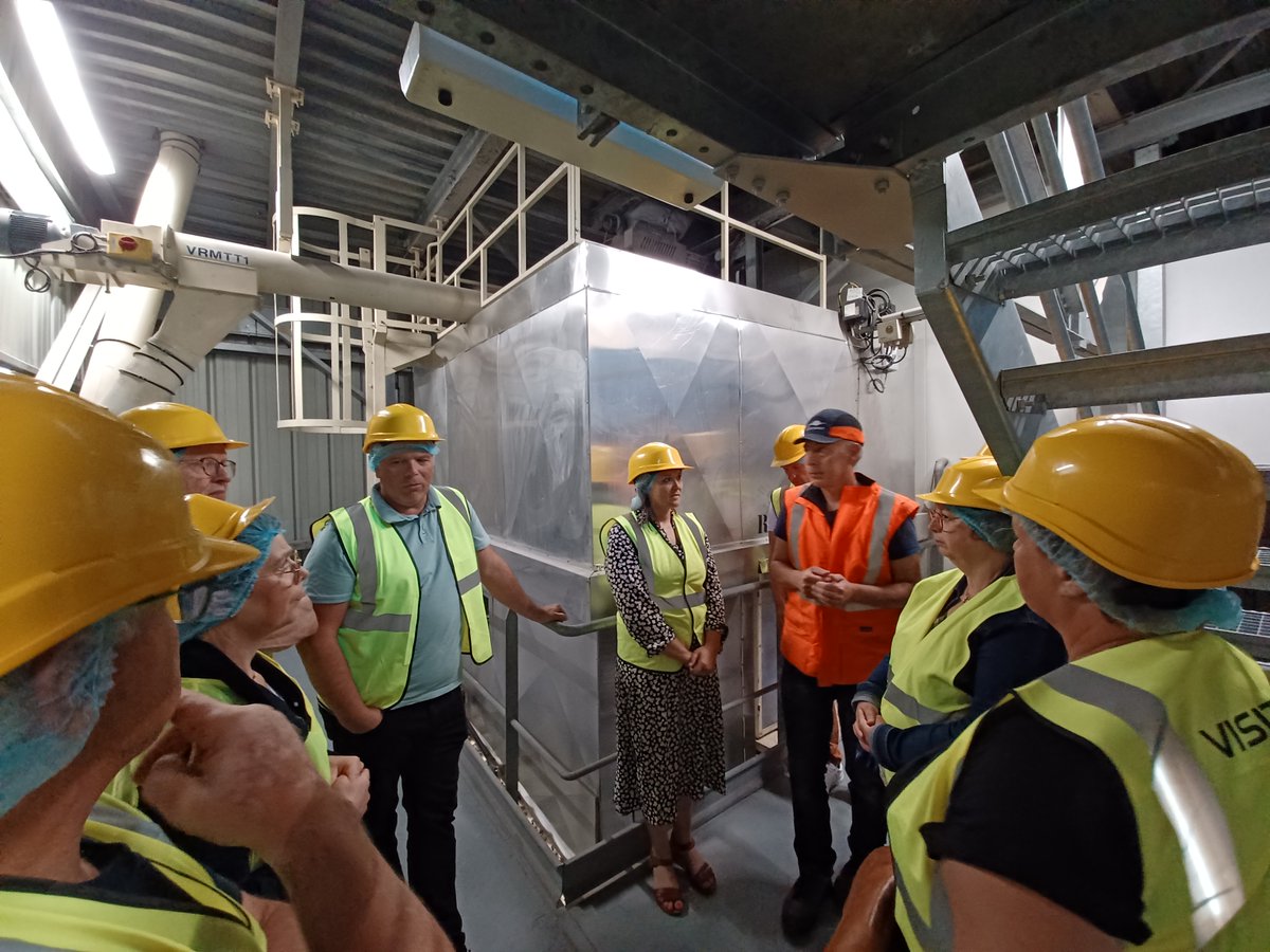 LeGouessant's tweet photo. Quand le réseau @produitenbzh nourrit de nombreux échanges ➡️ Nous avons reçu hier la visite d'@icoopa, association de conseil et gestion comptable dédiée aux agriculteurs. Au programme : visite d'usine et discussions sur les notions de coopérateur et d’administrateur🗨️💬 https://t.co/R87Kg6mgwb