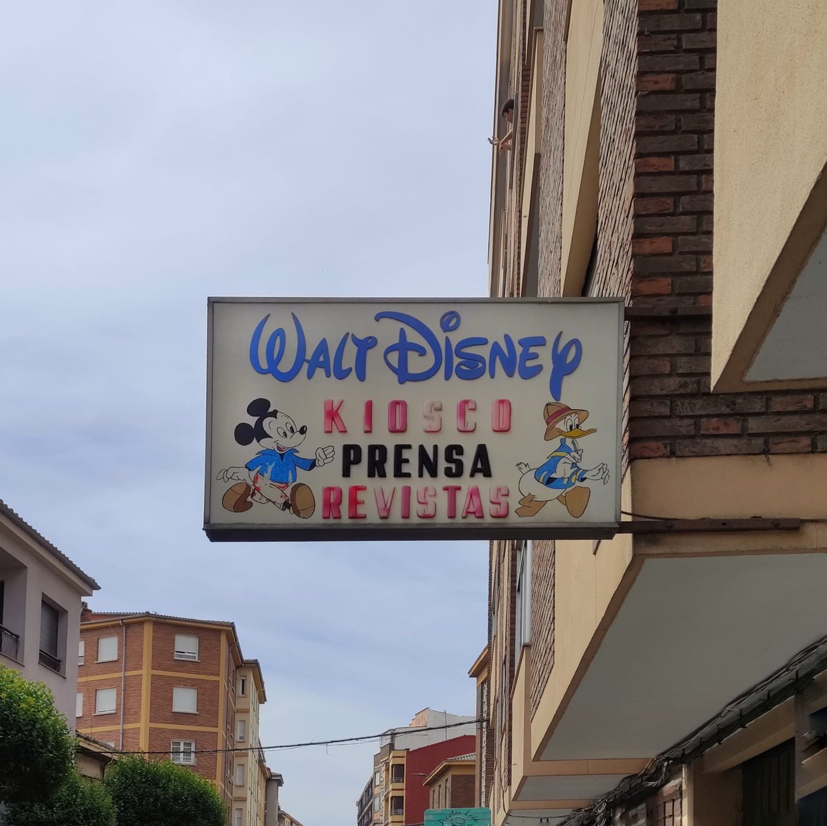 Kiosco Walt Disney // Calle San Juan 1 // León

Toda la historia, en instagram 👇🏻📸
instagram.com/ele.mayuscula.… 

Foto: <a href="/ordasjavier/">Javier Ordás</a> 

<a href="/patrimografico/">Red Ibérica en Defensa del Patrimonio Gráfico</a> #leonesp #patrimoniografico #rotulos #tipografías #sign #storesign #graphicheritage