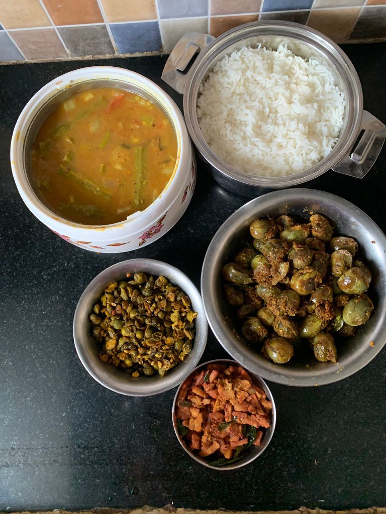 podhigaimagal's tweet image. இன்னிக்கு தளிகை…🥰 #LunchMenu 
அரச்சி விட்ட முருங்கக்காய் சாம்பார், கத்றிக்கா பொடி தூவல் கரமேது, பாகற்கா கரமேது, சேனை கிழங்கும் கரமேது… No கூட்டு…😝😝 coz I like all கரமேது… Ta da…. ♥️♥️