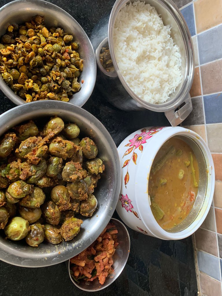 podhigaimagal's tweet image. இன்னிக்கு தளிகை…🥰 #LunchMenu 
அரச்சி விட்ட முருங்கக்காய் சாம்பார், கத்றிக்கா பொடி தூவல் கரமேது, பாகற்கா கரமேது, சேனை கிழங்கும் கரமேது… No கூட்டு…😝😝 coz I like all கரமேது… Ta da…. ♥️♥️