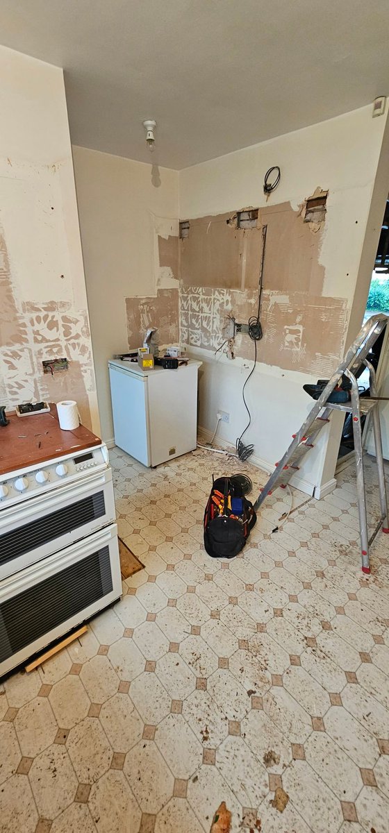 ElectricalRcd's tweet image. #kitchendemo #kitchendesign #Sheffield #Barnsley #Rotherham 
Updates to follow #Electrical #electrician #kitchenfitters