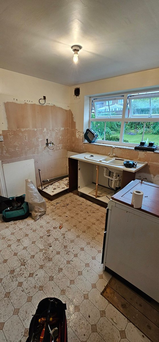 ElectricalRcd's tweet image. #kitchendemo #kitchendesign #Sheffield #Barnsley #Rotherham 
Updates to follow #Electrical #electrician #kitchenfitters