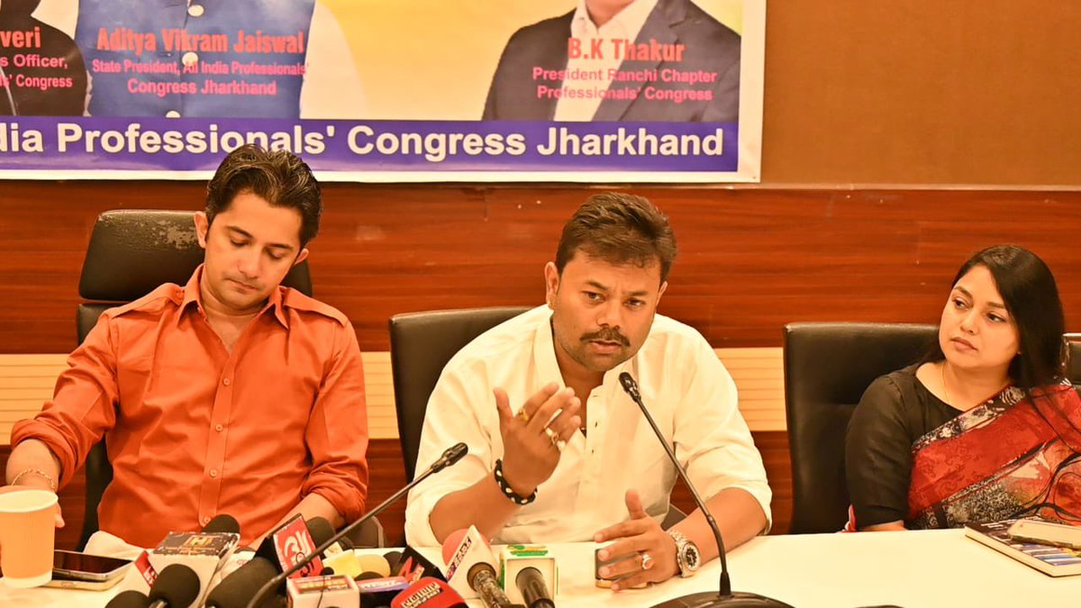 AIPCJHR's tweet photo. @AIPCJHR के अध्यक्ष @AV_JASWALने अपने सहयोगियों के साथ बैठक में  #झारखंड की बेहतरी के लिए विचारों पर मंथन किया। साथ में  @AalimJaveri, COO @ProfCong,@AIPCJHR सचिव, @SinghMeenakshi और @fjcci अध्यक्ष @KisorMantri10 जिन्होंने अपने विचार व्यक्त किये https://t.co/U6JiJN527X