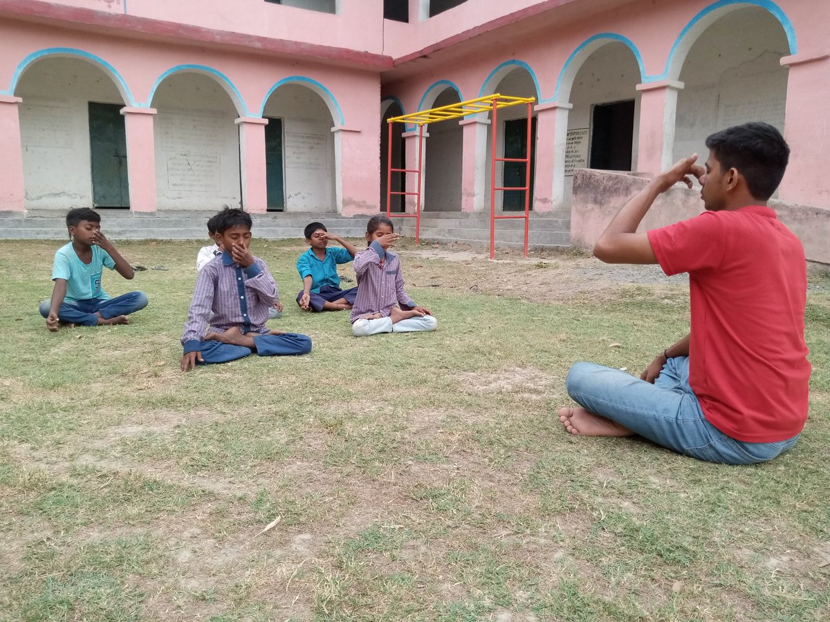 OfficiaVishnu's tweet photo. @CSCegov_ @CSCSPV_Health @BiharCsc  CSC VLE Vishnu preparing the children of  School for daily yoga practice and 9th international yoga day #CSCPeYoga  #MyYogaMyPose 
#InternationalYogaDay
CSC ID- 236747130015 
Vle- Vishnu Kumar 
District- Muzaffarpur
State- Bihar https://t.co/ZJFy33qE6W
