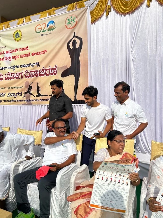 Shashankyoga's tweet photo. 9th international yoga day with @shashilnamoshi sir https://t.co/OBTDXGl5Fl