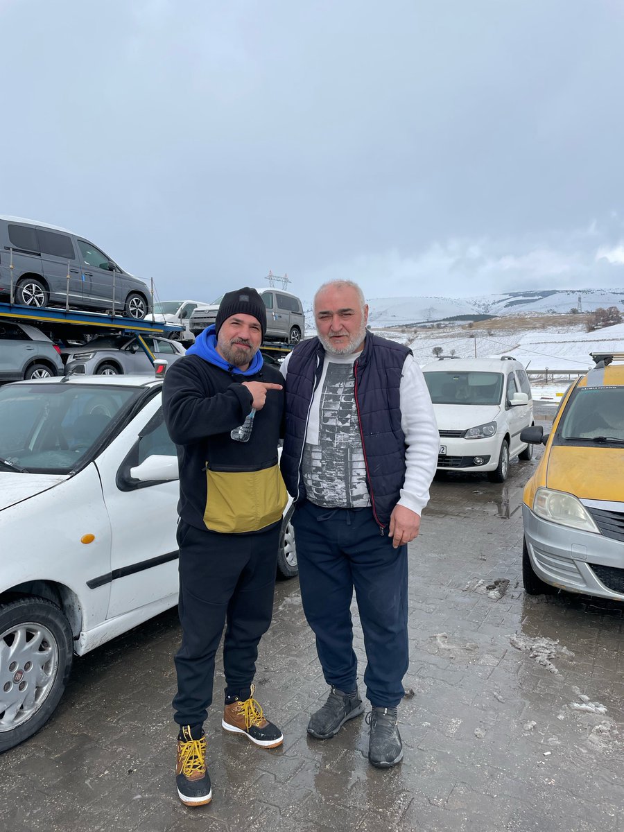 Beni güreşe başlatabilmek için kırk takla atan ve beni yetiştiren mesleğimi elime alana kadar sahip çıkan iki koca usta…
Antrenörler gününüz kutlu olsun 😇