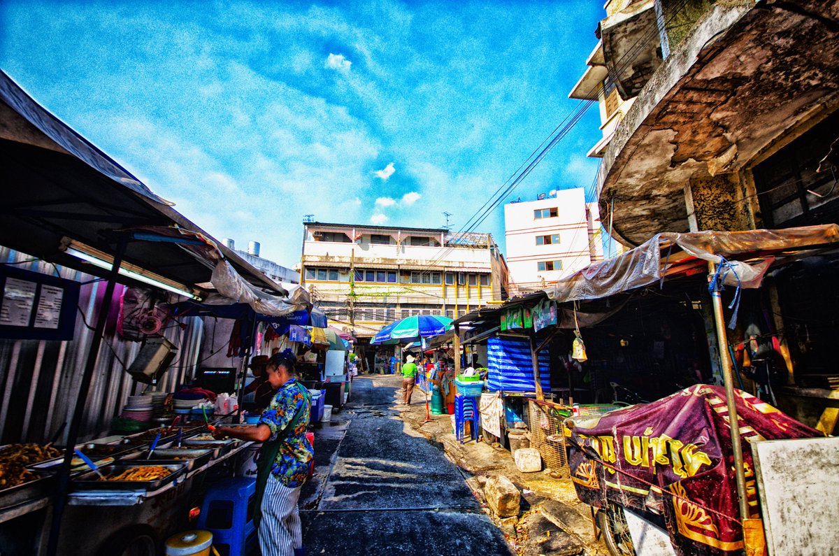 MEGACOLORPUNCH's tweet image. #bangkok #Goodweather #路地 #streetphoto #photography #青空 #超広角レンズ #backstreet K5GP8215-111