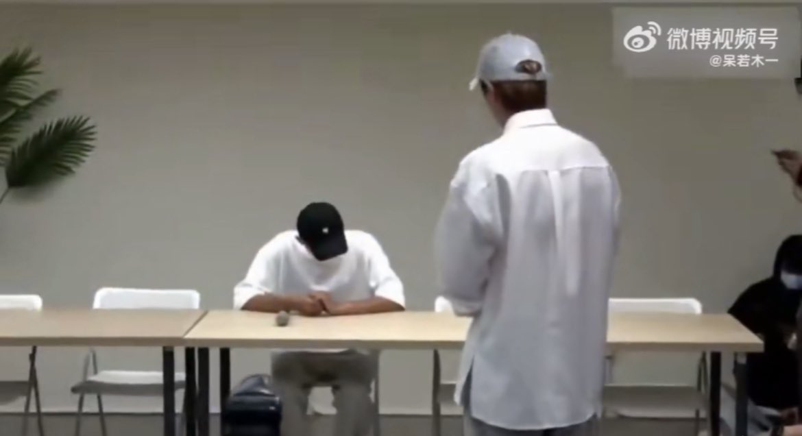 weibo_go's tweet image. Qiu rejects Aaron Yan’s apology; Yan bursts into tears, denying that he secretly filmed the explicit video 

Link: weibo-go.blogspot.com/2023/06/qiu-re…

#AaronYan #炎亚纶 #炎亞綸 #YanYalun #China #Taiwan #News #ChinaNews #台灣 #MeToo