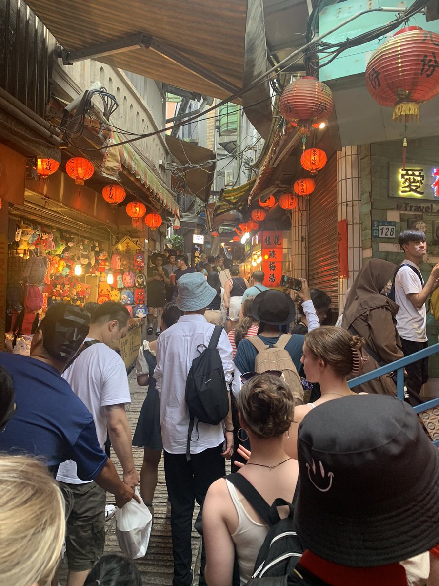 🇹🇼 Day 3: We explored the amazing rock formations in the Yehliu Geopark and enjoyed a seafood sharing lunch. In the afternoon we visited the Gold museum in Jiufen and the beautiful hilltop winding streets <a href="/CastlebraeCCC/">Castlebrae</a> <a href="/TynecastleHigh/">Tynecastle High</a>