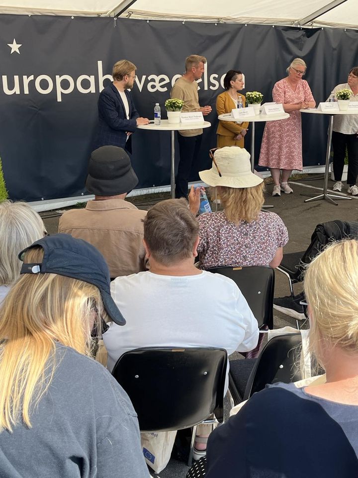 You dont need to love EU for the sake of EU itself. But  love the EU consumer rights protecting us 
We, who work in this area, must explain that we are protected thanks to the EU 
Points from our debate at the citizens and decision-makers meet up <a href="/EuropaBev/">Europabevægelsen</a> <a href="/ECC_web/">European Consumer Centres Network</a> <a href="/EU_Consumer/">EU Consumer Affairs</a>