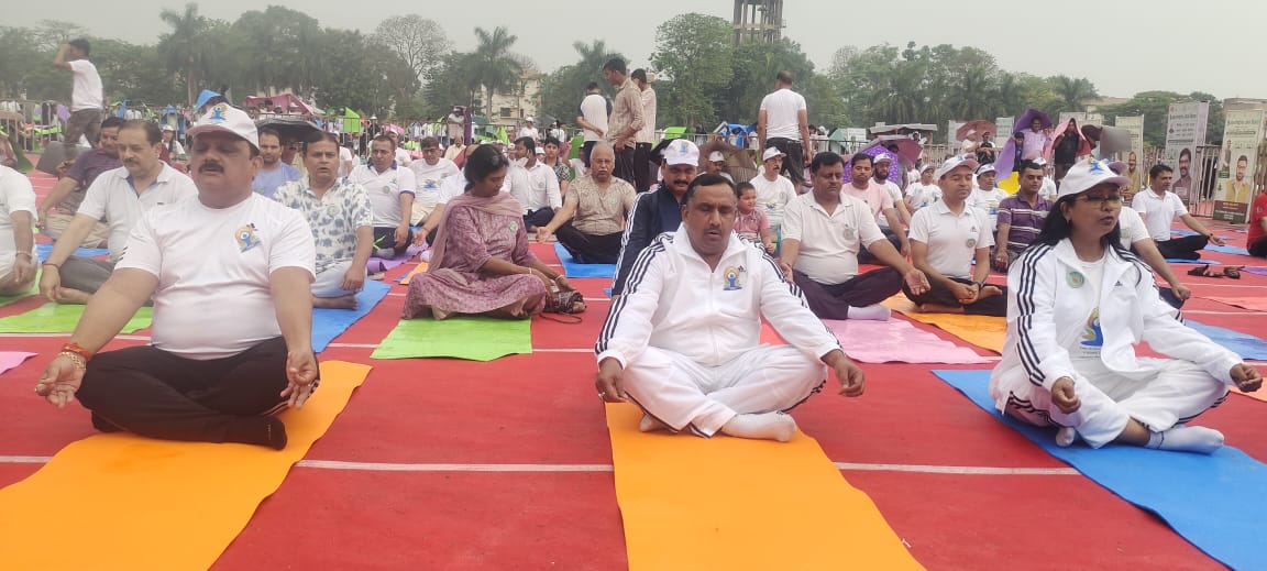 International Yoga Day : रांची के MECON स्टेडियम में बन्ना गुप्ता के साथ हजारों लोगों ने किया योगा International Yoga Day: Thousands of people did yoga with Banna Gupta at MECON Stadium in Ranchi