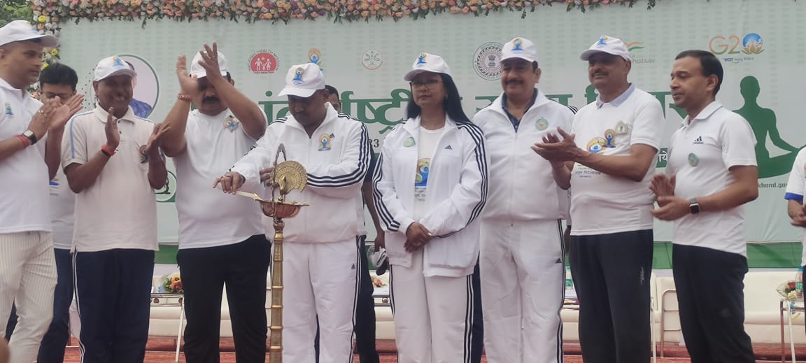 International Yoga Day : रांची के MECON स्टेडियम में बन्ना गुप्ता के साथ हजारों लोगों ने किया योगा International Yoga Day: Thousands of people did yoga with Banna Gupta at MECON Stadium in Ranchi