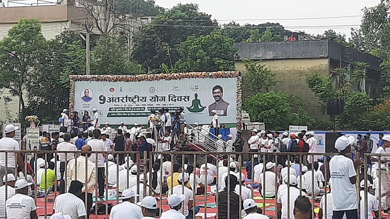 International Yoga Day : रांची के MECON स्टेडियम में बन्ना गुप्ता के साथ हजारों लोगों ने किया योगा International Yoga Day: Thousands of people did yoga with Banna Gupta at MECON Stadium in Ranchi