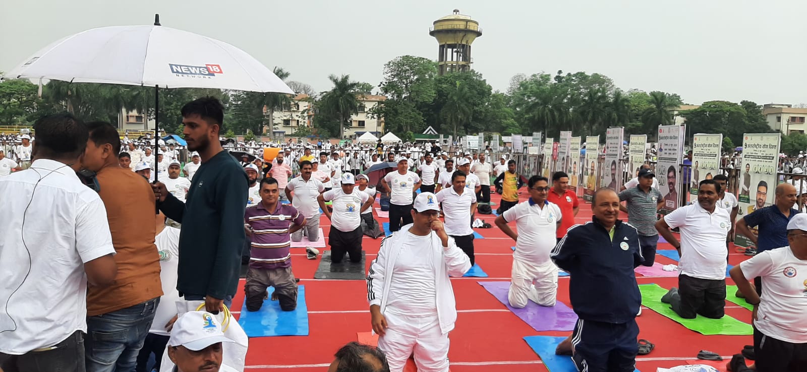 International Yoga Day : रांची के MECON स्टेडियम में बन्ना गुप्ता के साथ हजारों लोगों ने किया योगा International Yoga Day: Thousands of people did yoga with Banna Gupta at MECON Stadium in Ranchi