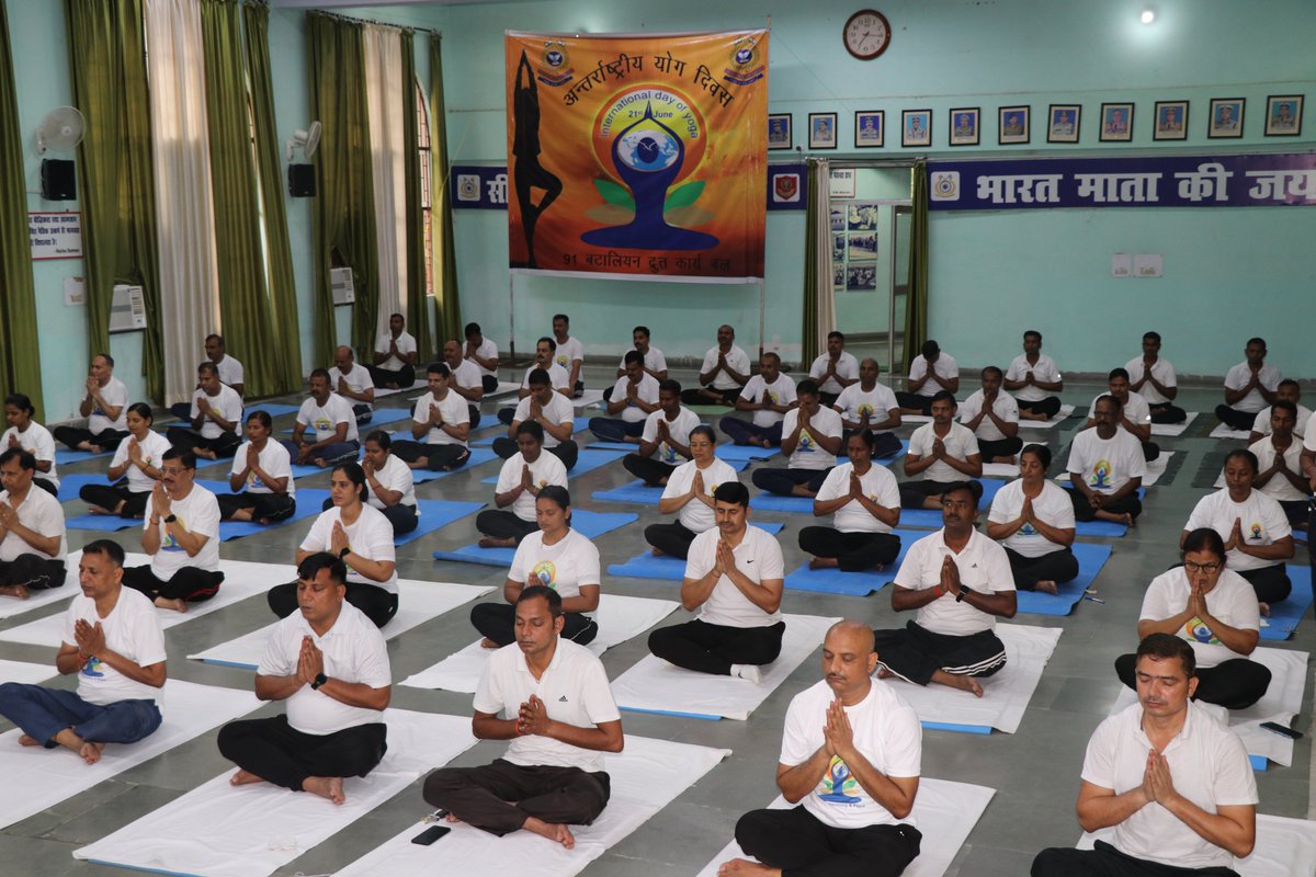 091bn's tweet photo. "Yoga is a beautiful, healthy way to live life-longer and happier". 
A combined practice of yoga with Range Lucknow, GC Lucknow and 233 (M) Bn on the occasion of 9th International Day of Yoga. https://t.co/sgnA9iZMhv