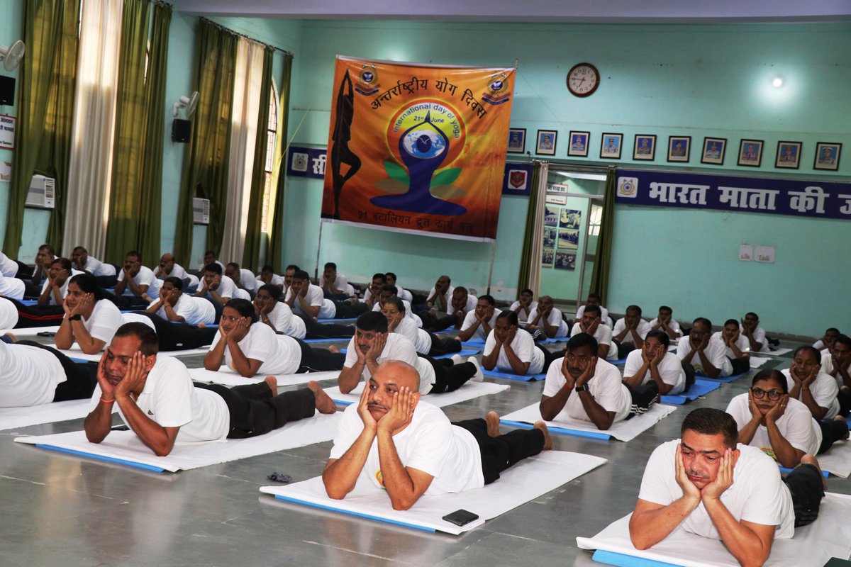 091bn's tweet photo. "Yoga is a beautiful, healthy way to live life-longer and happier". 
A combined practice of yoga with Range Lucknow, GC Lucknow and 233 (M) Bn on the occasion of 9th International Day of Yoga. https://t.co/sgnA9iZMhv