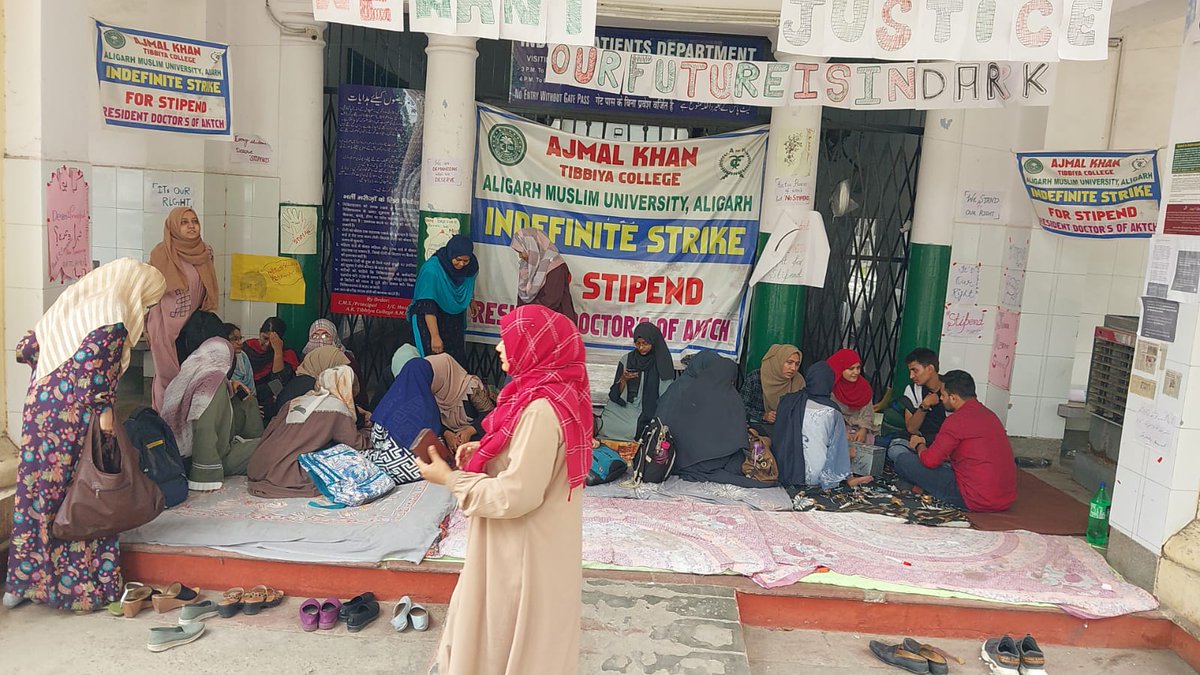 ozair_alig's tweet image. Aligarh Muslim University junior Residents of AKTCH on strike from last 28 days Demanding immediate release of stipend which is not released by AMU administration
@thealigsportal 
@AMUofficialPRO 
@DrMohsinMasood 
@AfzalUsmani 
@FaizulHasanKhan 
@khan_fakhara 
@pmdhasan