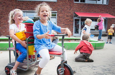 VerkeerenMeer's tweet photo. 𝗪𝗶𝘀𝘁 𝗷𝗲 𝗱𝗮𝘁...
Kinderen die regelmatig fietsen ook beter slapen? Door de lichaamsbeweging en frisse lucht worden ze overdag meer vermoeid en slapen ze 's nachts beter. Dus waar wacht je nog op? Laat je kinderen lekker fietsen!

#fietsenisgezond #beterslapen #fietsenisfun https://t.co/RvbAIWNkeu