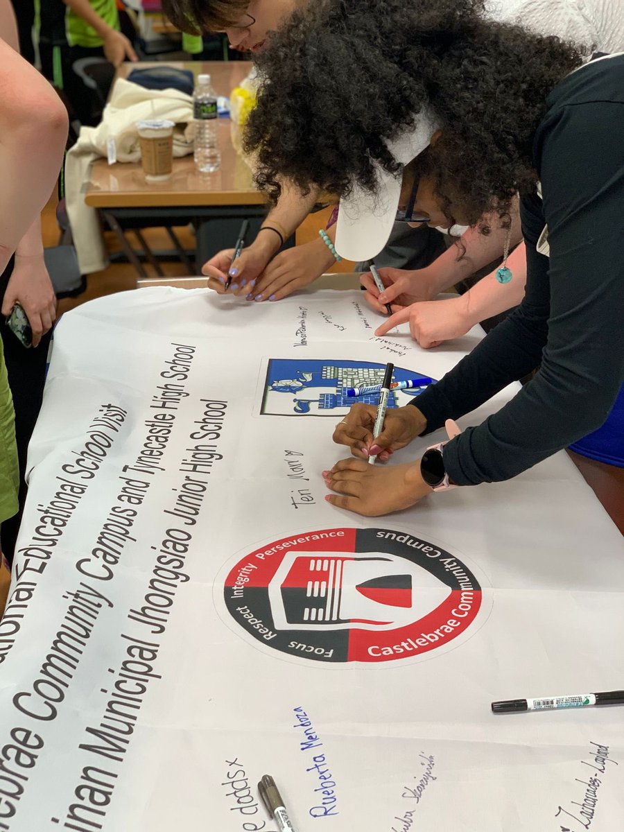 🇹🇼 Day 4: We headed south to Tainan where we visited Jhongsiao Junior High School. They welcomed us into their PE lesson where we gave skipping a go and also got to hand paint our own pencil cases with traditional methods. Thanks so much for your warm welcome 😊