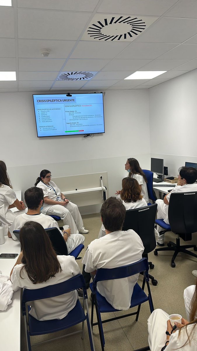 urgencies_tauli's tweet photo. Avui a la #sessióclinica les Dres Marina Sicilia i Yanira Valdés, residents de 1er any que roten a @urgencies_tauli ens parlen del maneig de les #crisisepileptiques i #statusepileptic a #urgències #formaciócontinuada #especialitatUrgènciesJA #especialidadUrgenciasYA https://t.co/FBXCawQZ74