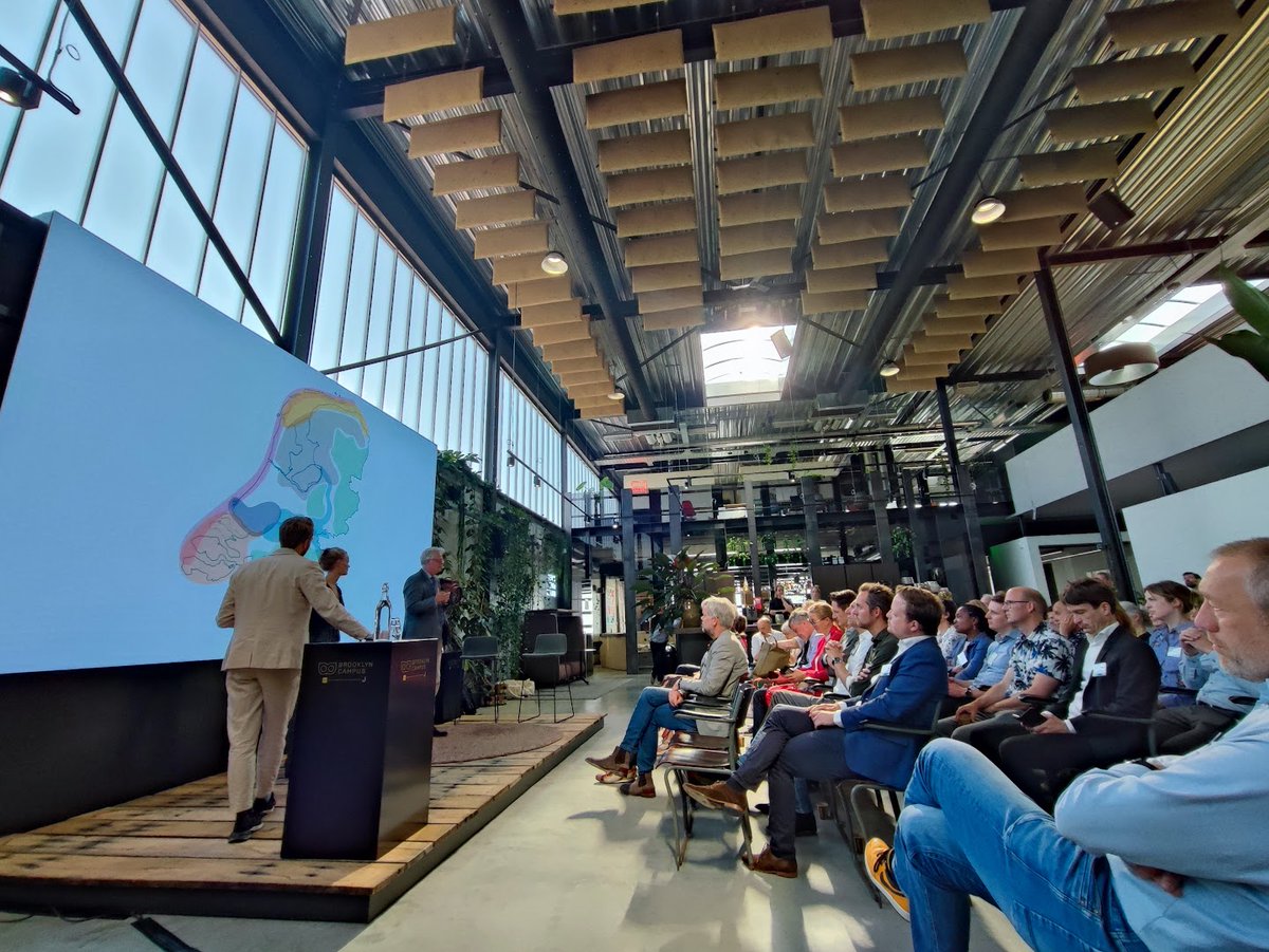 PB_GroeneHart's tweet photo. 'Hoe werken we samen in Centraal Holland?" Welmoed Visser, Coördinator gemeente bij het coördinatiebureau Groene Hart, mocht haar ervaring in het NOVEX Groene Hart, een workshop inleiden over de leefwereld van inwoners en het werk van overheden.
#deltaprogramma @waterschapagv https://t.co/gcJC9un2Yd