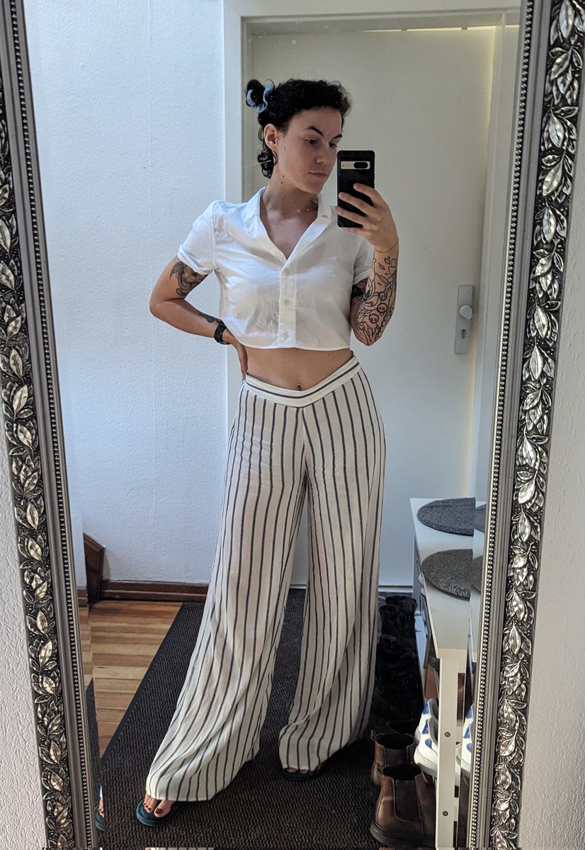 Nyvena (they/she) Ⓥ 🌈 on Twitter "Got a huge load of IKEA furniture