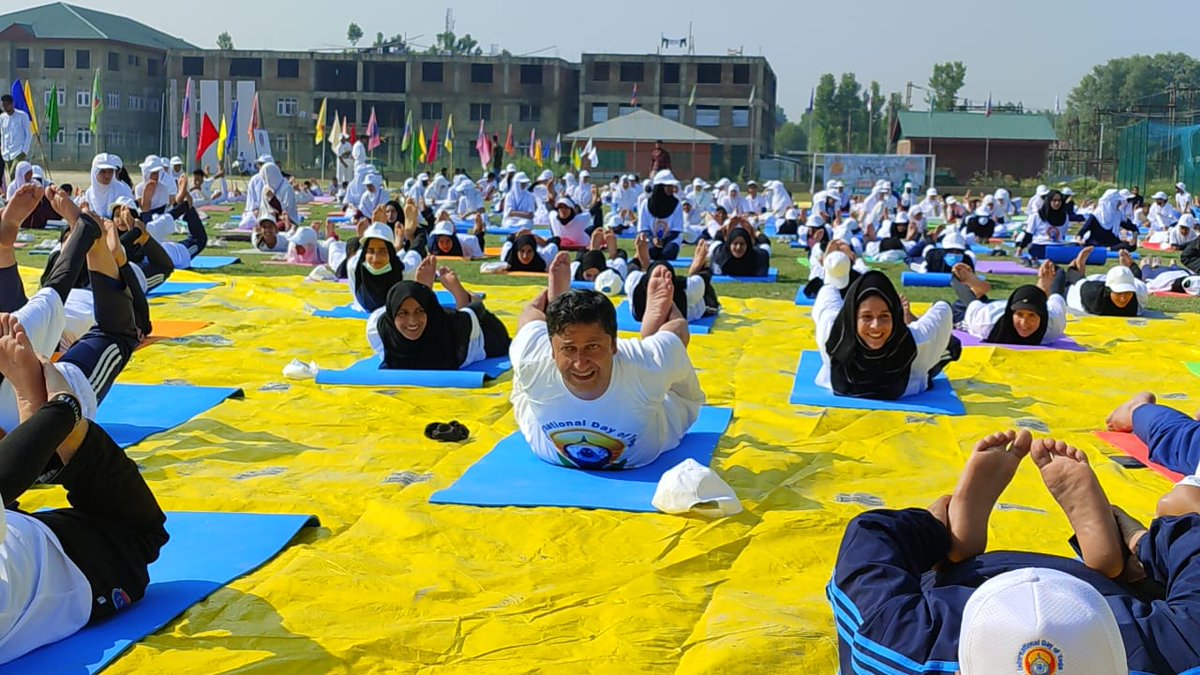 yssganderbal's tweet photo. International Yoga Day 2023 celebrated by YSS Ganderbal in collaboration with District administration Gbl, GCOPE Ganderbal, ISM&amp;H (Ayush) and district legal services &amp; authority. Worthy DC Ganderbal Mr Shyambir (IAS) was the chief Guest on the ocassion.@dgyssjk @dcganderbal https://t.co/7ZPLp4Amam