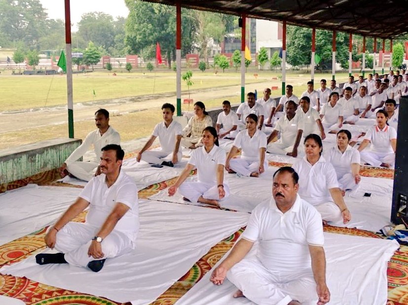 #Yoga_Diwas participation 

@sn_sabat DG participated in  #Yoga in Sampurnanand Jail Training Institute & Headquarters on #21st_June #InternationalDayofYoga2023
#Sampurananand_Jail_Training_Institute(established in 1940) Situated near #Prison_Headquarters_Lucknow #UP.