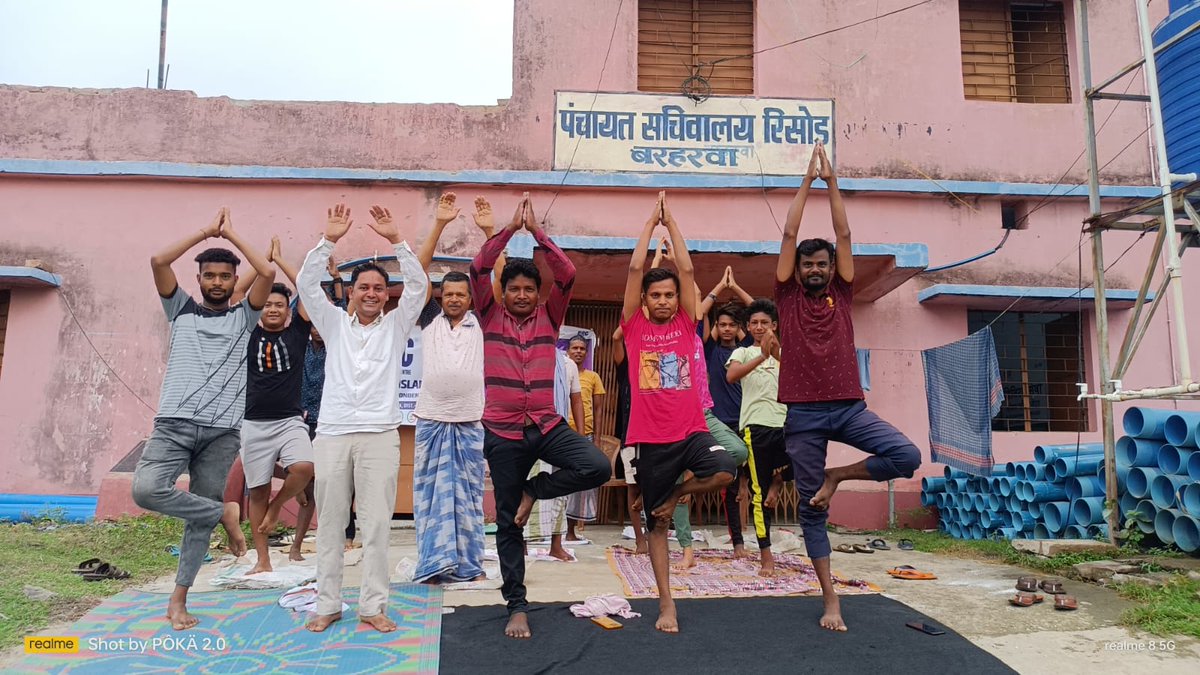 Celebrating the international Day of Yoga 2023 With CSC VLE Sahibganj Jharkhand.

#CSCPeYoga 
#MyYogaMyPose 

<a href="/CSCegov_/">CSCeGov</a> 
<a href="/CSCJharkhand/">CSC Jharkhand</a> 
<a href="/spm_jharkhand/">Wasim Imam</a>