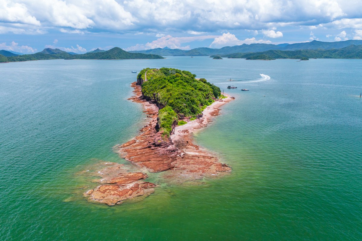 The giant yellow ducks have departed #HongKong, but you can still enjoy a similar experience at Ap Chau where a natural duck sculpture can be found.

#香港地質公園 #HongKongUNESCOGlobalGeopark #HongKongGeopark #UNESCO #Geopark #ApChau #landscapephotography #discoveringhongkong