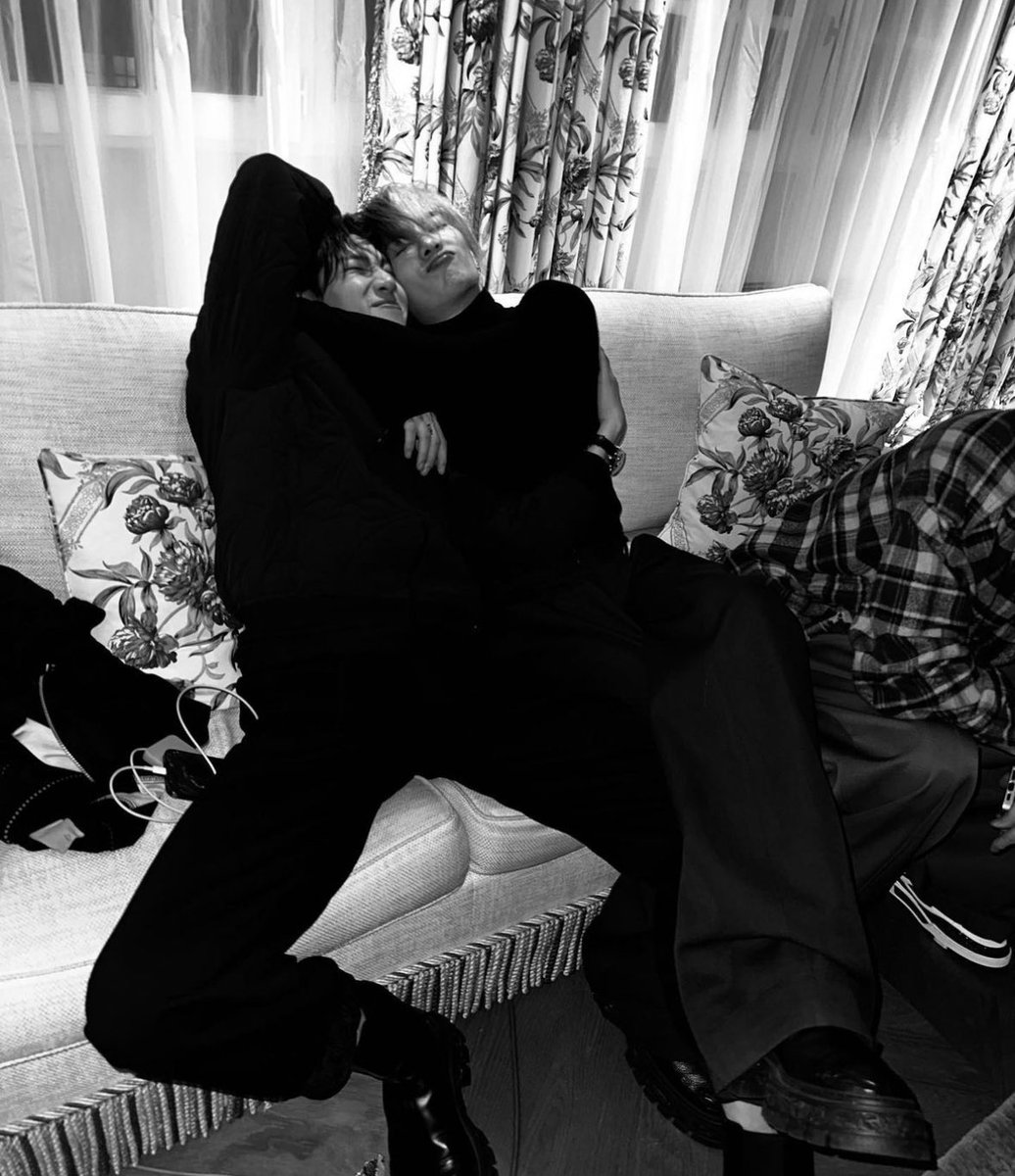 "พี่แจ็คกับตะหนูแบมแบม"กอดกันกลมน่ารักมากก

#JacksonWangParisFW_LV 
#BamBamxLouisVuitton