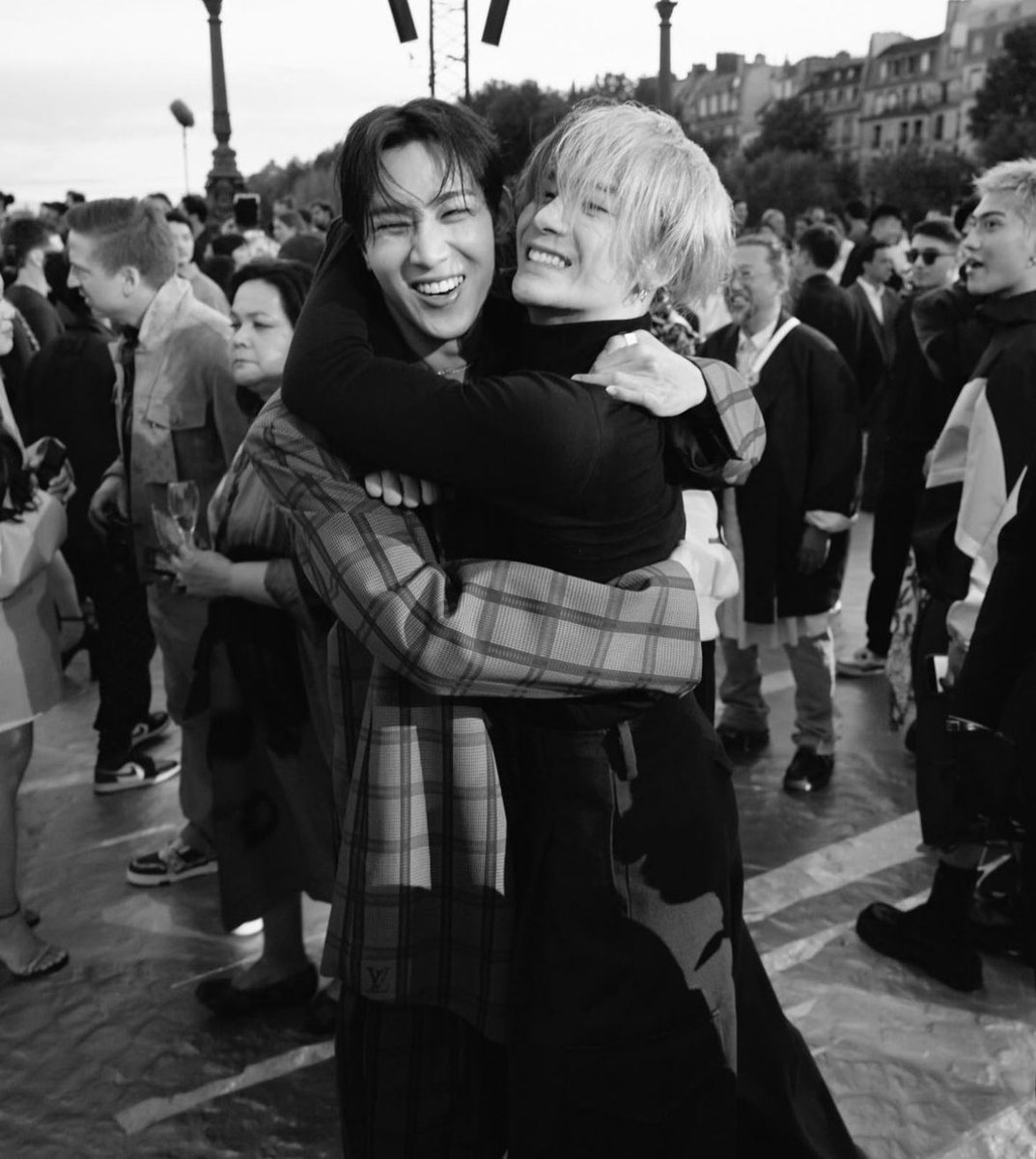stitch_pololo's tweet photo. "พี่แจ็คกับตะหนูแบมแบม"กอดกันกลมน่ารักมากก

#JacksonWangParisFW_LV 
#BamBamxLouisVuitton https://t.co/fcyQzoognN
