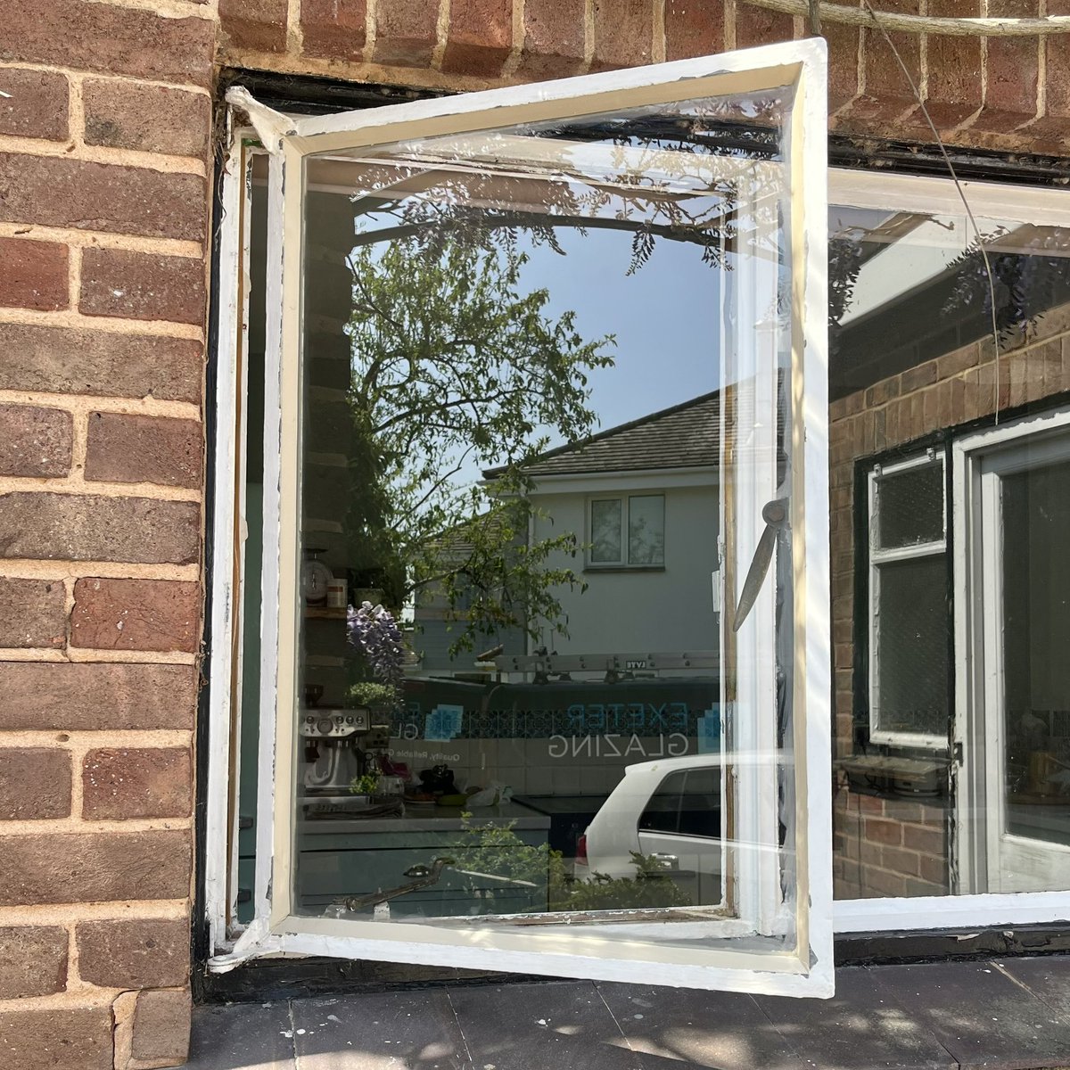 exeterglazing's tweet photo. This customer gave us a call after the glass in this metal frame had cracked.
We arrived with oversized float glass, which we cut to size on site.

#singleglazing #floatglass #glasscutting #metalframe #putty #glass #glazing #glazier #exton #exeter #exeterglazing #exeterbusiness https://t.co/ki450DyeDD