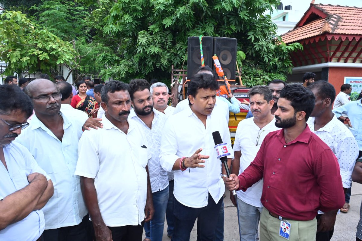 bjp_mcn's tweet photo. ದಕ್ಷಿಣ ಕನ್ನಡ ಜಿಲ್ಲಾ ಭಾರತೀಯ ಜನತಾ ಪಾರ್ಟಿಯ ನೇತೃತ್ವದಲ್ಲಿ ಸಿದ್ದರಾಮಯ್ಯನವರ ವಚನ ಭ್ರಷ್ಟ ಕಾಂಗ್ರೆಸ್ ಸರಕಾರದ ಹಿಂದೂ ವಿರೋಧಿ ಮತ್ತು ಜನ ವಿರೋಧಿ ನೀತಿಗಳ ವಿರುದ್ಧ ಮಂಗಳೂರು ತಾಲೂಕು ಕಚೇರಿಯ ಮುಂಭಾಗದಲ್ಲಿ ಬೃಹತ್ ಪ್ರತಿಭಟನೆಯಲ್ಲಿ ಮಂಗಳೂರು ನಗರ ಉತ್ತರ ಶಾಸಕರಾದ ಡಾ. ಭರತ್ ಶೆಟ್ಟಿಯವರು ಭಾಗವಹಿಸಿದರು. https://t.co/WoyS6ck9sg