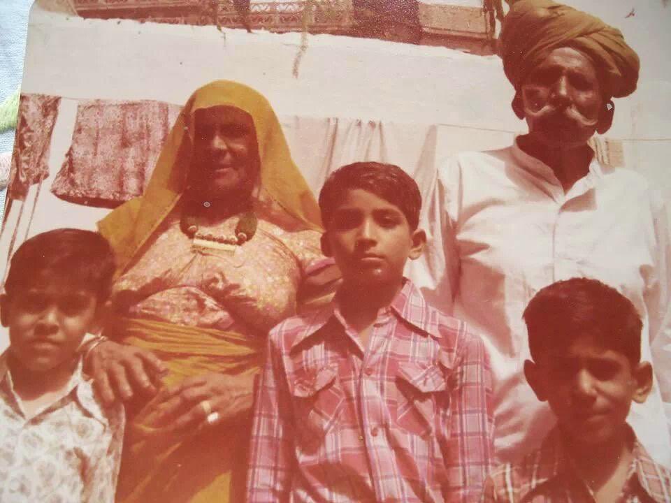 चालीस साल पहले दादा दादी के साथ एक तस्वीर में हम।

#MemorableMoments