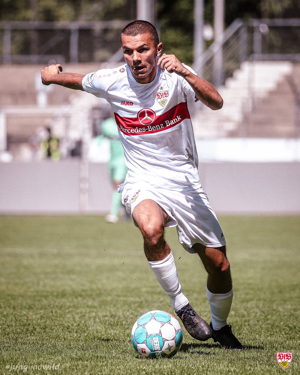 ✍️✅ Babis Drakas hat seinen Vertrag beim #VfB um ein weiteres Jahr verlängert. Dadurch bleibt das Eigengewächs der #VfBU21 auch in der kommenden Saison erhalten. Der 20-Jährige trägt seit 2015 das Trikot mit dem Brustring. Wir freuen uns, Babis! 💪⚪️🔴

#jungundwild