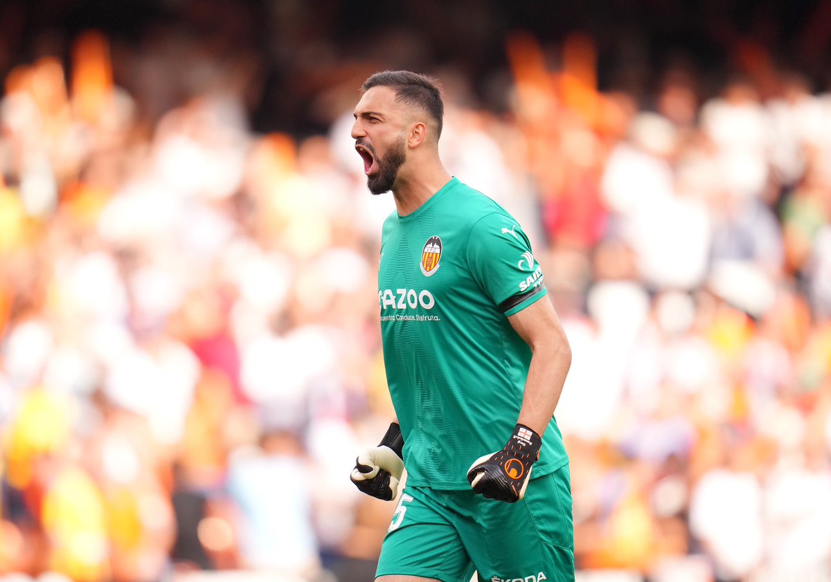 FabrizioRomano's tweet photo. Tottenham keep working on new GK as David Raya remains top of the list after agreement on personal terms but £40m asking price is still considered too high. ⚪️ #THFC

Spurs have now started contacts to be informed on Giorgi Mamardashvili deal conditions. https://t.co/BQ5gjgLLgm