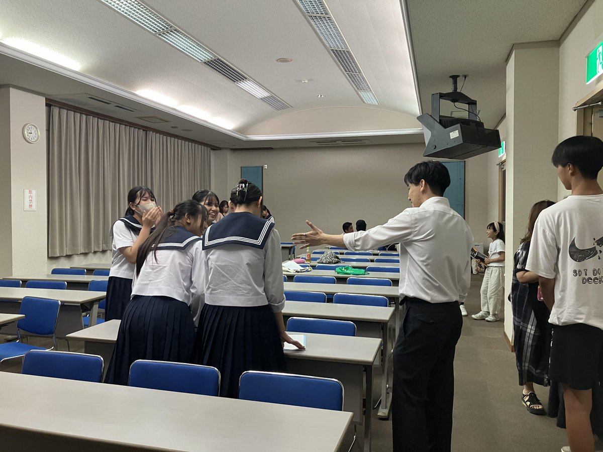 地元、沖縄県石垣島にて台湾留学説明会を開催しました！
オンライン・オフライン合わせて50名近くの参加者が集まった今回の説明会。
石垣・沖縄出身の留学経験者達をゲストに迎え、台湾留学のメリットだけでなく、悪い所も含めた「リアルな留学生活像」をお届けしました。