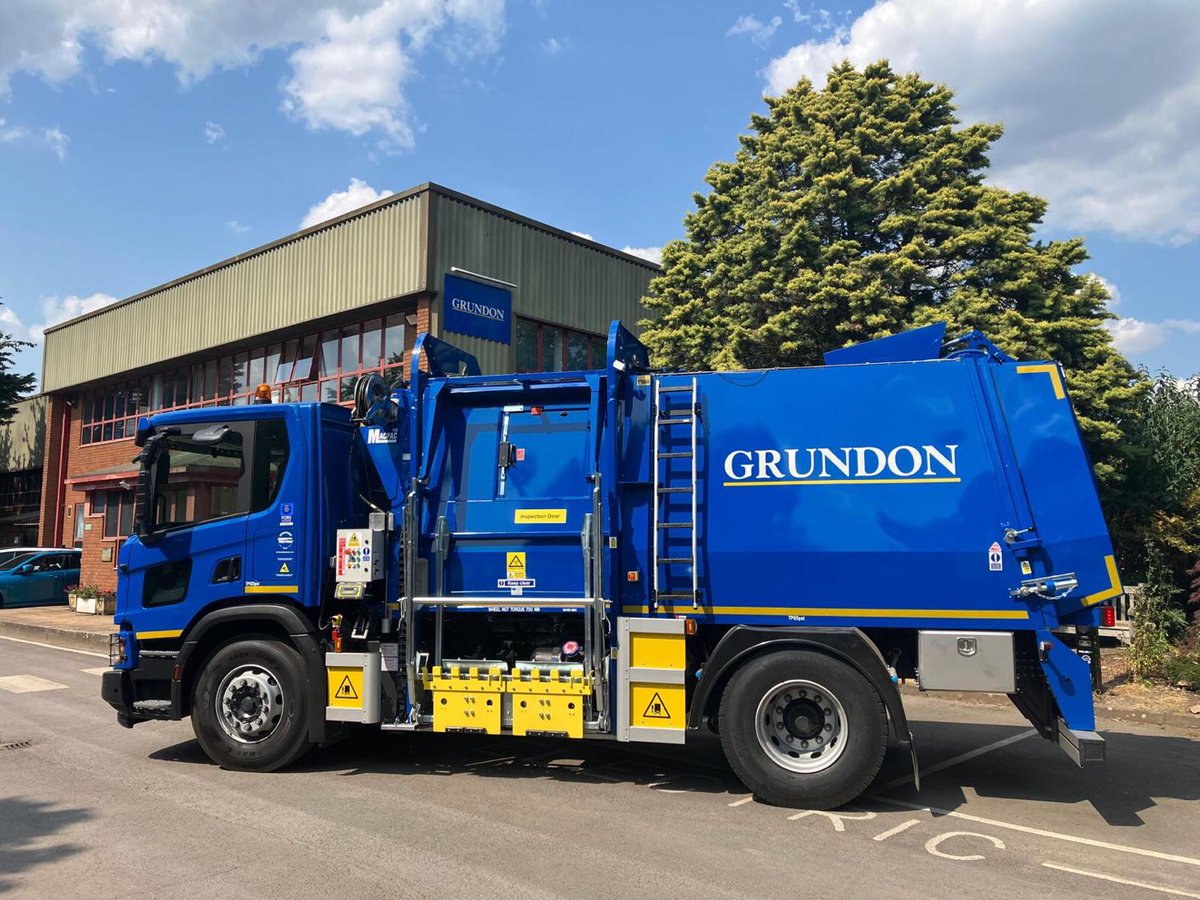 MacpacRefuse's tweet image. Just the 37 years difference between the two macpacs being delivered to @GrundonRecycle  Thank you for your business, we look forward to delivering the rest soon. #macpacrefusebodies @ManufacturingNI