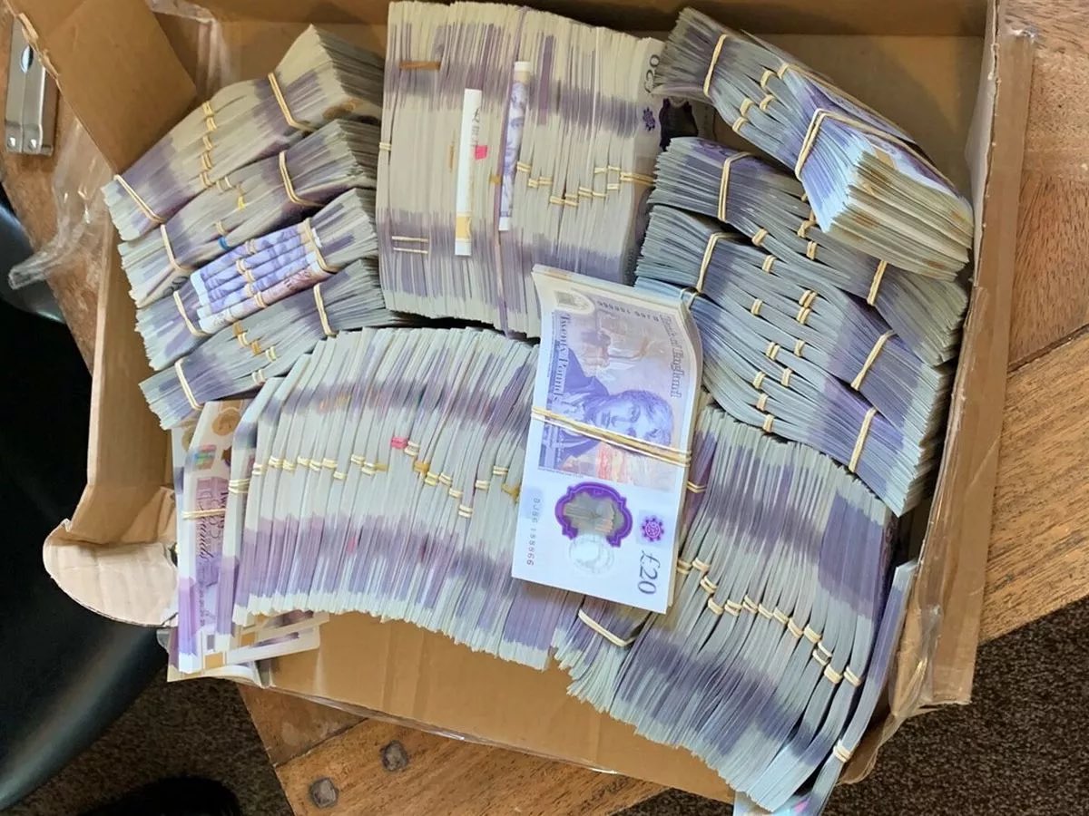 Cherub_Rock_23's tweet photo. @McHaggis9 @NicolaSturgeon @theSNP I wonder what was in them ?
#CashInEnvelopes
#SNPcorruption https://t.co/3nJ8Z0T6zJ