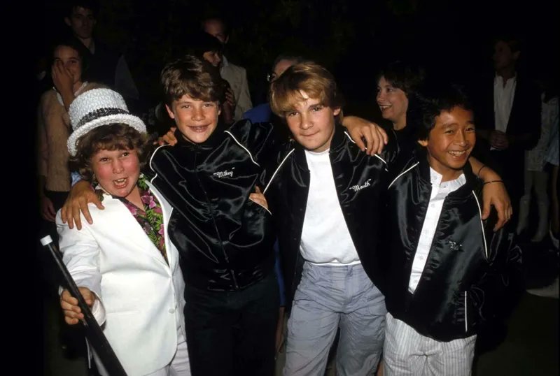 A great snap of the cast of THE GOONIES (1985).