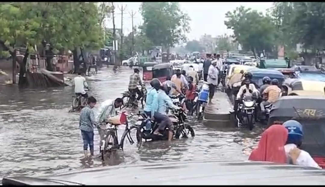 JournalistNeer7's tweet photo. #आगरा एक शहर की दो तस्वीर भेदभाव क्या होता है स्वंम बताती है।
@myogioffice @Rajkumarchahar9 @yadavakhilesh @aajtak @agrapolice https://t.co/hcPiVwmK8l