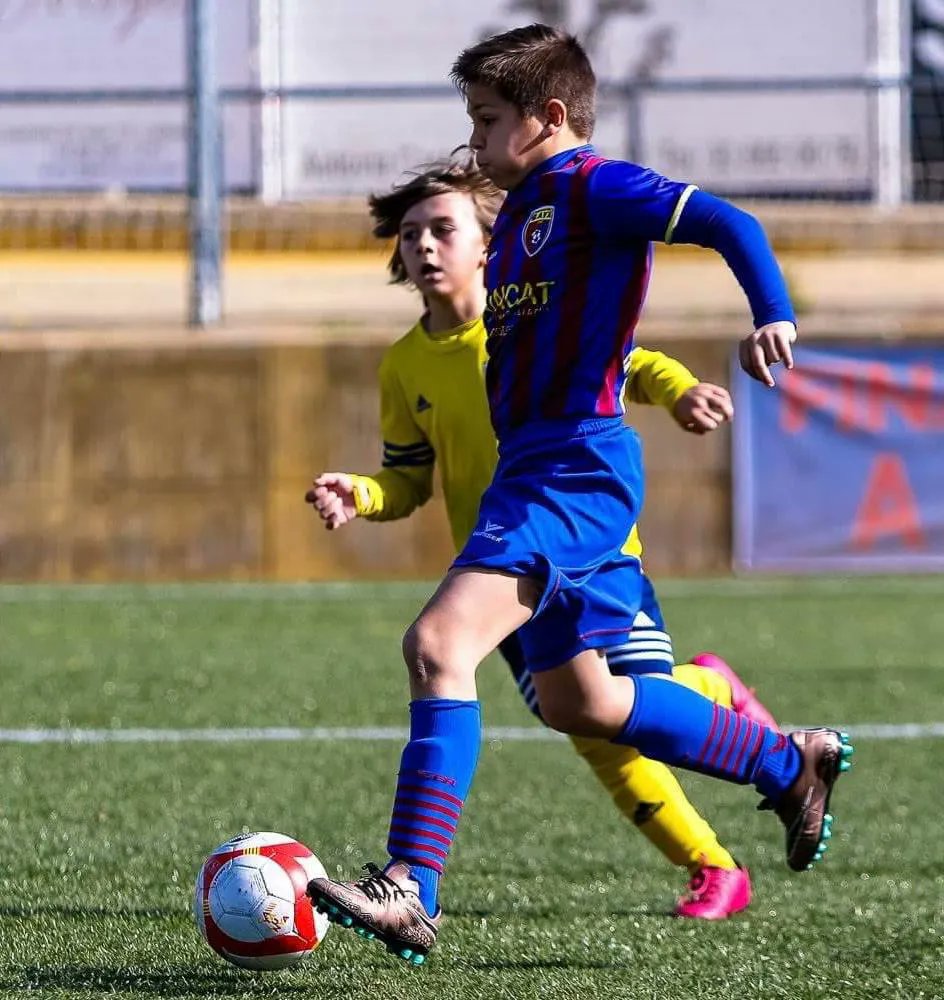 EFGava's tweet photo. 🔵🔵CLUB @EFGava 
💚💙PEDRERES PROFESSIONALS

✅L'Oriol Aguilera, central del nostre Juvenil A, jugarà la temporada vinent al JA del @GFCAcademia.

💯Després d'onze anys a @EFGava, des de Prebenjamins, l'Uri signa per 3 anys amb el Girona.

😍Molta sort.

💙💚⚽

#EFGavà #SomEFG https://t.co/ZfgpzdJFq7