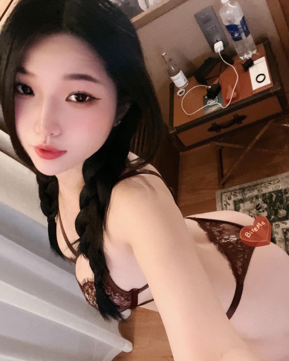 Bachquynhtrang's tweet photo. Mỗi ngày trôi qua vẫn thế, chỉ có cân nặng ngày một tăng lên. https://t.co/8ALfjvL6xg