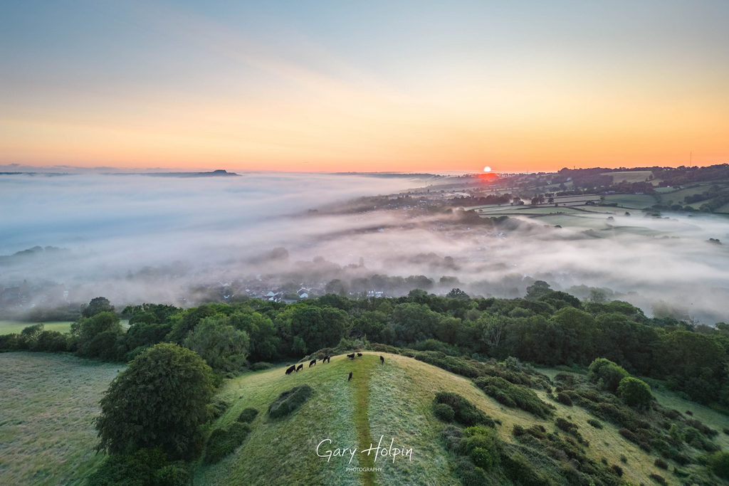 Happy #summersolstice! This was the sun rising over a foggy #Honiton at 0459 this morning...

#Devon #longestday #ThePhotoHour #Stormhour #djimini3