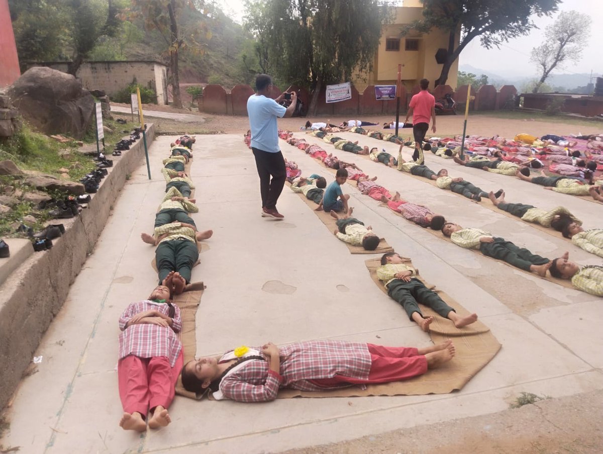 CSCKangra001's tweet photo. आत्मा से जुड़ने के लिए योग दर्शन बहुत जरुरी है I Celebrate 9th International Yoga Day by CSC centres of Kangra .
@CSCegov_

@CSCSPV_Health

#CSCPeYoga #MyYogaMyPose
@ashok_chauhanHP

@sanjaykrakesh

@DcKangra

@Lucky_csc

@DM1987_vijay

@ChhunkuR https://t.co/USUPjlYPCk